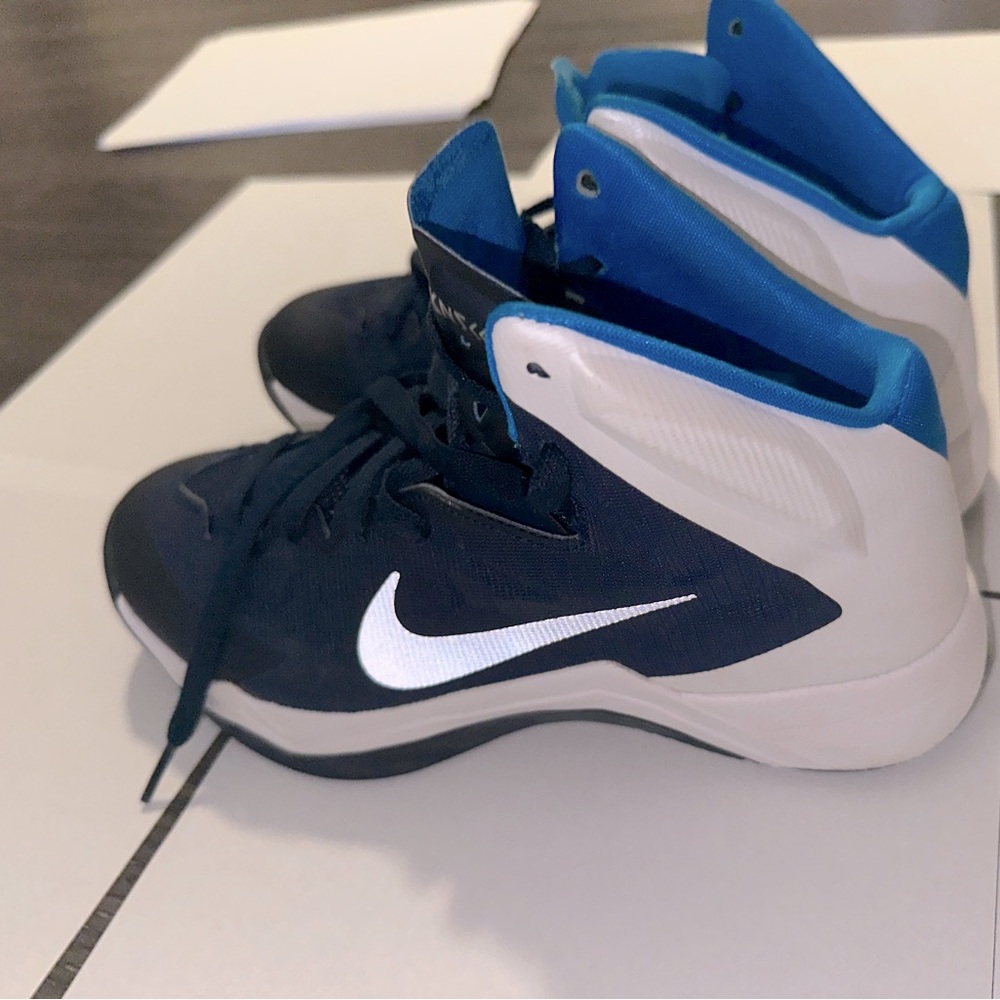 Women’s Nike Zoom Hyperquickness Size 8 Basketball Shoes Good condition